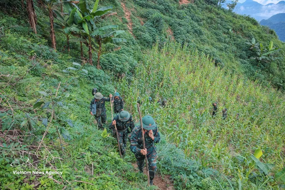 Dans ce relief escarpé, l’accès aux sites de recherche s’avère particulièrement difficile et physiquement éprouvant pour les membres de l’équipe. Photo : VNA