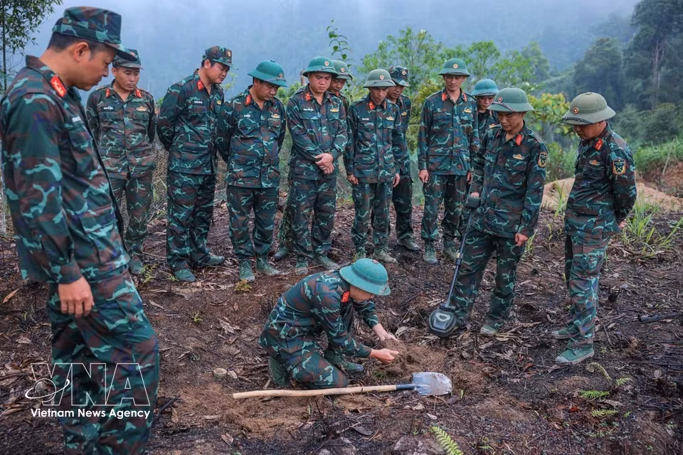 À l’aide de détecteurs de mines, les membres de l’équipe spécialisée vérifient minutieusement chaque secteur de recherche afin de garantir que la zone est exempte de tout engin explosif. Photo : VNA
