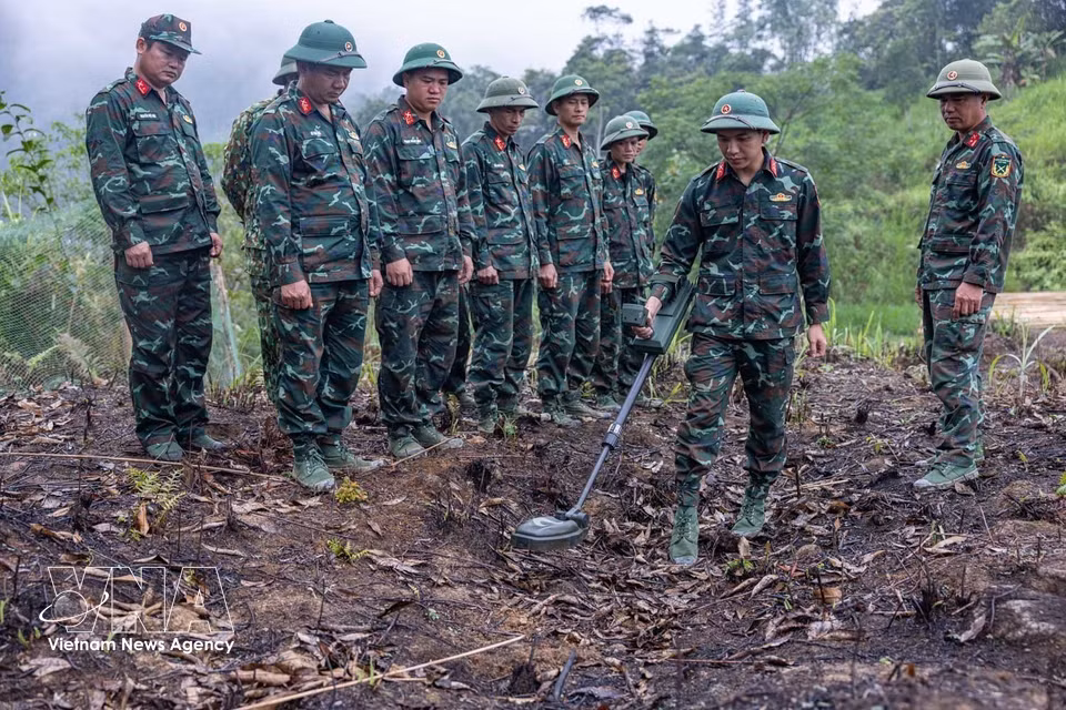 Les membres de l’équipe chargée de la recherche et du rapatriement des restes des soldats tombés pour la Patrie sont formés à l’utilisation des détecteurs de mines et en maîtrisent parfaitement le maniement. Photo : VNA