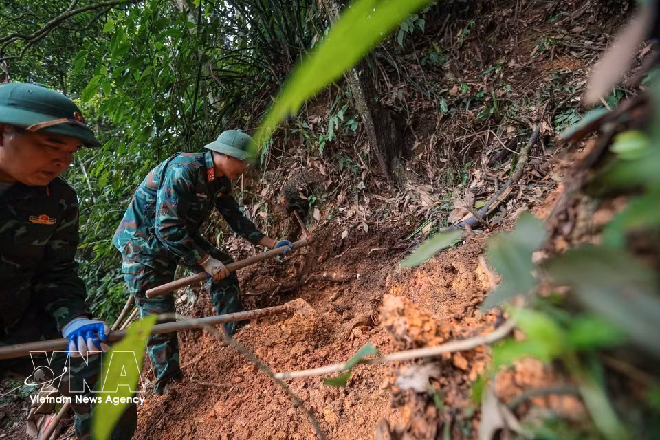Les équipes de recherche interviennent dans une zone de la commune de Minh Tân, où des indices laissent présumer la présence de restes de soldats tombés pour la Patrie. Photo : VNA