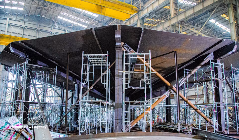 Les ateliers du chantier naval Bach Dang, équipés de structures métalliques et de ponts roulants en fonctionnement continu, accueillent chaque jour des centaines d’ouvriers intervenant à toutes les étapes de la construction navale. Photo : VNA