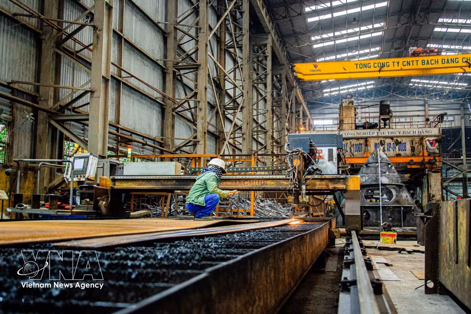 Dans l’atelier, les blocs d’acier sont soigneusement assemblés avant d’être transformés au fil des différentes étapes de fabrication de la coque du navire. Photo : VNA
