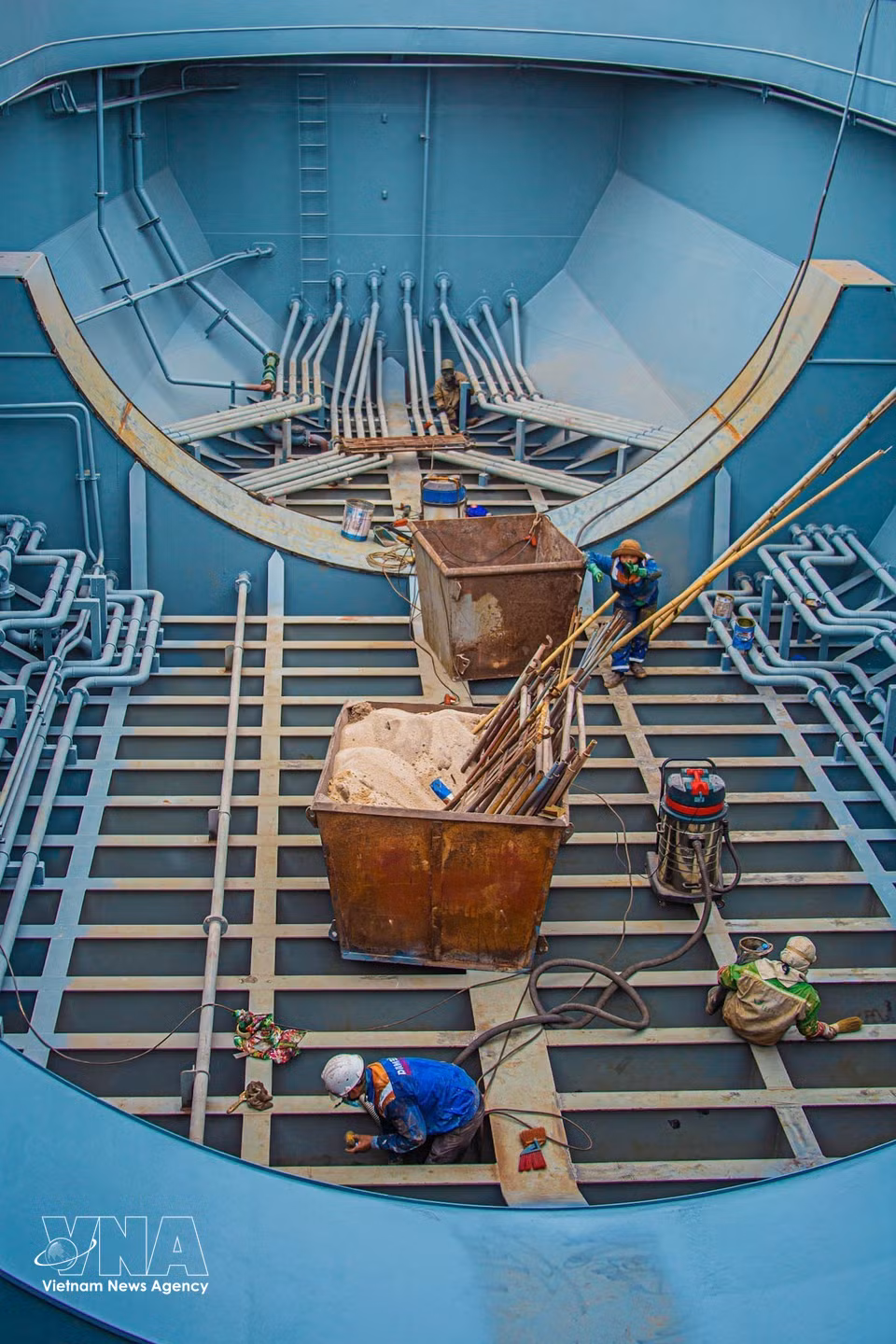 Des ouvriers du chantier naval Bach Dang appliquent une peinture anticorrosion sur des réservoirs spécialisés. Photo : VNA