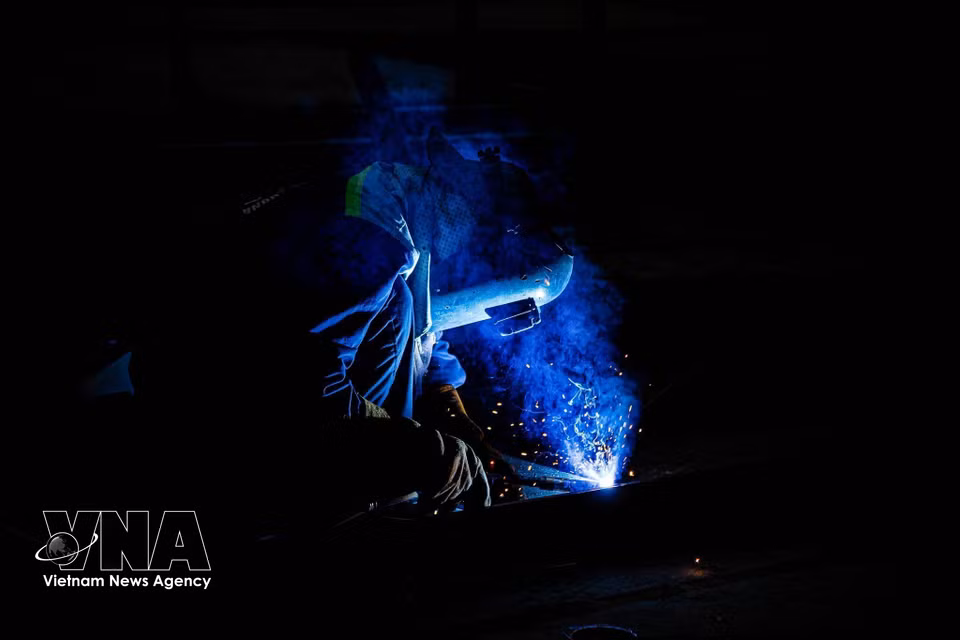 Au cœur du chantier, chaque ouvrier joue un rôle essentiel, travaillant sans relâche au milieu des machines et des matériaux. Photo : VNA