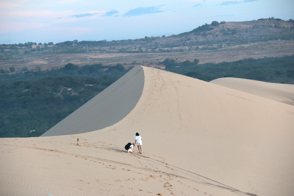 Ici, les voyageurs peuvent contempler de grandes dunes qui s’étendent à l’infini, changeant continuellement de couleurs et passant de l’or au blanc ou du rose au rouge. Photo : VNA