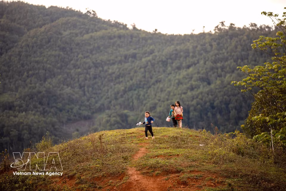 Chaque jour, les enfants de Lang Sang jouent le long des chemins du village au cœur d’un paisible paysage montagneux. Photo : VNA