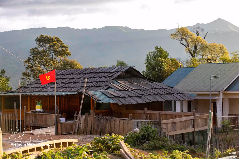 Un coin du hameau de Làng Sáng sous la lumière matinale. Photo : VNA