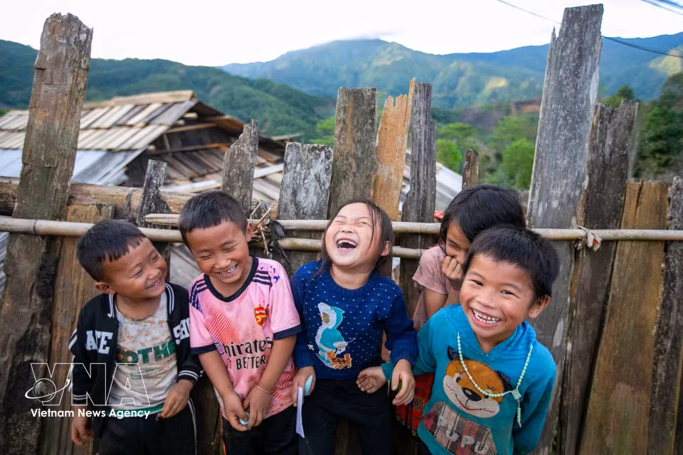 La joie des enfants du hameau de Lang Sang. Photo : VNA
