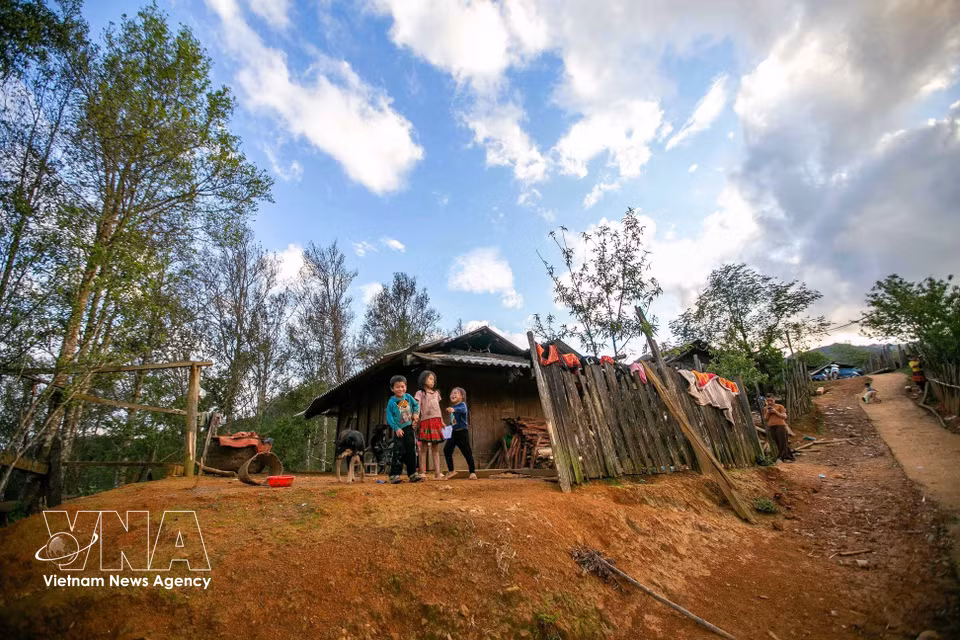 Dans tout le hameau de Lang Sang se révèlent la beauté paisible et la simplicité authentique des paysages, ainsi que le mode de vie local. Photo : VNA