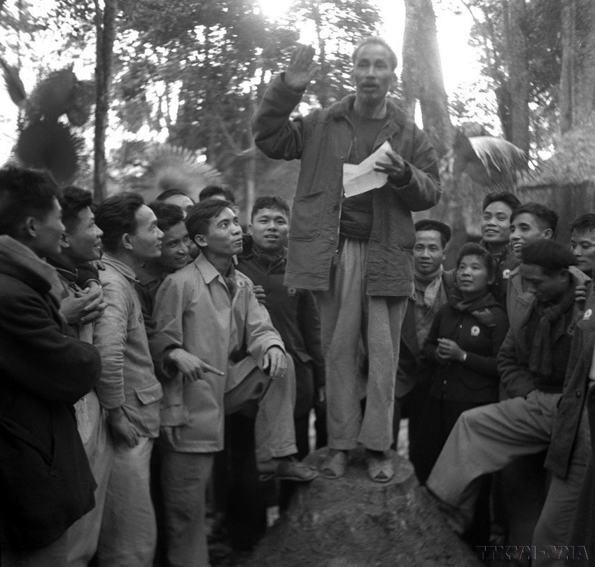 Le Président Hô Chi Minh et des délégués lors d'une conférence le 3 mars 1951. Photo: VNA