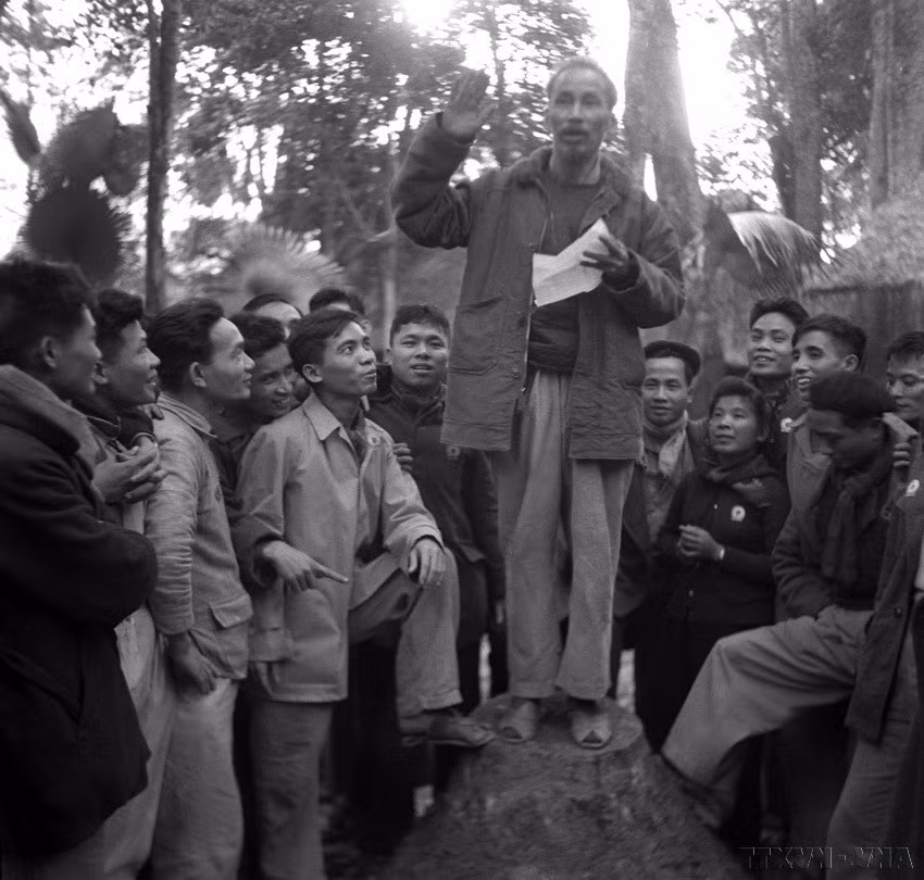 Le Président Hô Chi Minh et des délégués lors d'une conférence le 3 mars 1951. Photo: VNA