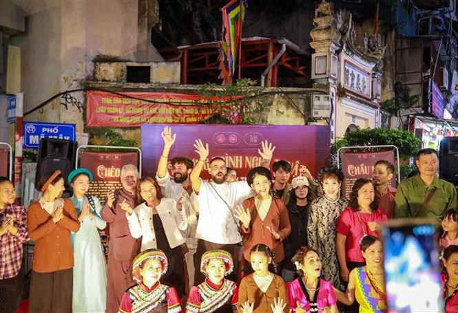 L’espace réservé à l’art traditionnel crée une atmosphère culturelle vivante au cœur du Vieux Quartier.Photo: VNA