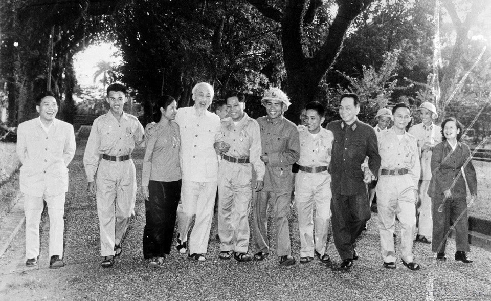 Le 15 novembre 1965, à Hanoï, le Président Hô Chi Minh reçoit chaleureusement les délégués héroïques et les soldats d'émulation des Forces armées populaires de libération du Sud venus visiter le Nord.. Photo: VNA