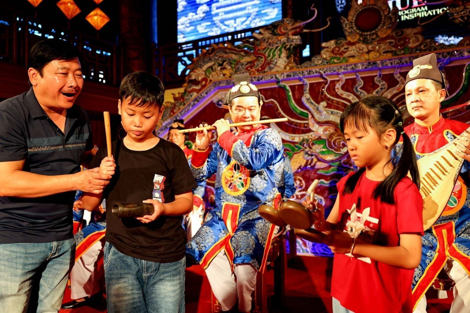 Ce patrimoine culturel immatériel reconnu par l'UNESCO suscite un intérêt marqué de la part des touristes. Photo : VNA