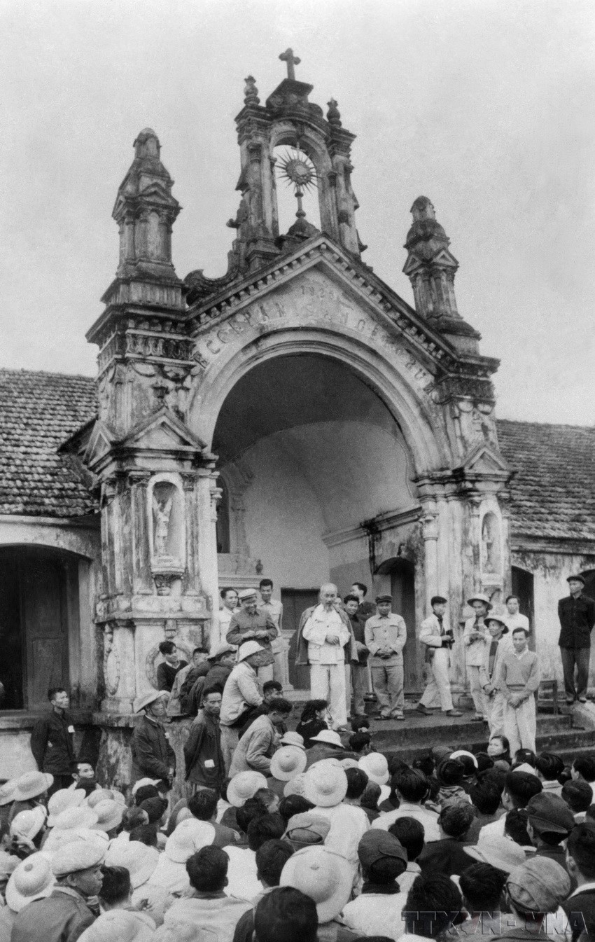 Le Président Hô Chi Minh rend visite à des fidèles catholiques du village de Thach Bich, commune de Bich Hoa, district de Thanh Oai, Ha Dông, aujourd'hui Hanoï, le 5 décembre 1959. Photo: VNA