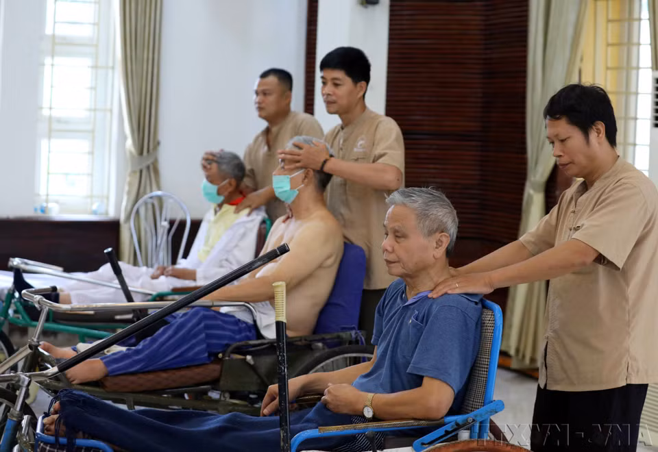 Le Centre de soins chiropratiques Viêt, en collaboration avec le Centre de soins pour invalides de guerre de Thuân Thành (quartier de Ninh Xa, province de Bac Ninh), soutient la réadaptatiion fonctionnelle des soldats blessés (juillet 2022). Photo : VNA
