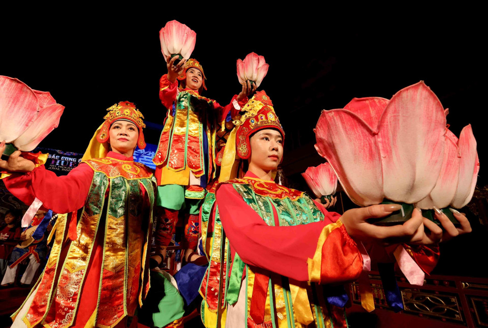 La musique de la cour royale de Huê, incluant la danse Luc Cung hoa dang (six offrandes cultuelles aux lanternes en forme de fleur), est reconnue par l'UNESCO comme patrimoine culturel immatériel de l'humanité. Photo : VNA