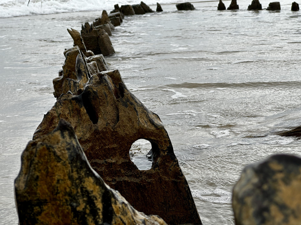 Les effets de la nature ont érodé les structures en bois du navire. Photo: VNA