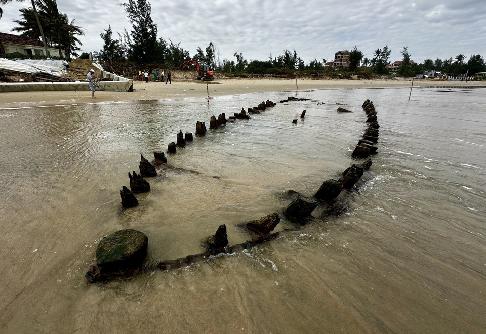 Telle un squelette marin, la charpente de bois affleure la surface du sable. Photo: VNA