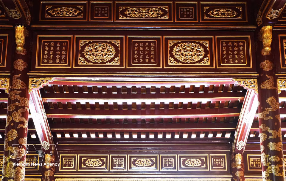 Textes poétiques en caractères chinois gravés dans le Palais de la Suprême Harmonie (Điện Thái Hòa), au sein de la Cité impériale de Huê. Photo: VNA