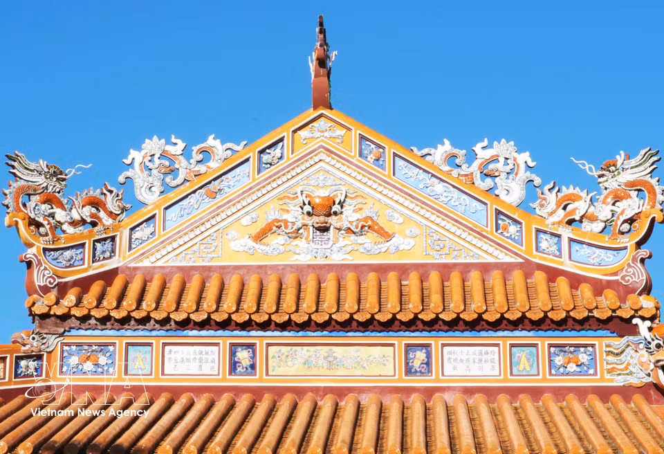 Textes poétiques en caractères chinois gravés dans le Palais de la Suprême Harmonie (Điện Thái Hòa), au sein de la Cité impériale de Huê. Photo: VNA