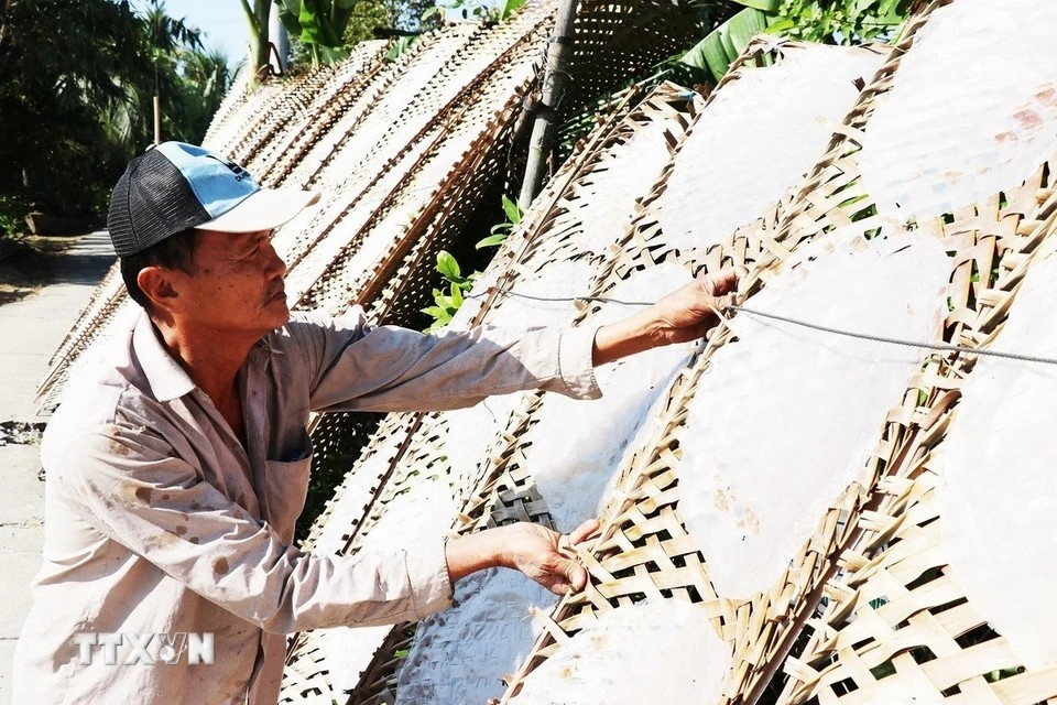 Huynh Van Cuoi, hameau de Hâu Thuân, commune de Hâu Thanh, district de Cai Be, province de Tiên Giang, contrôle les produits finis. Photo : VNA