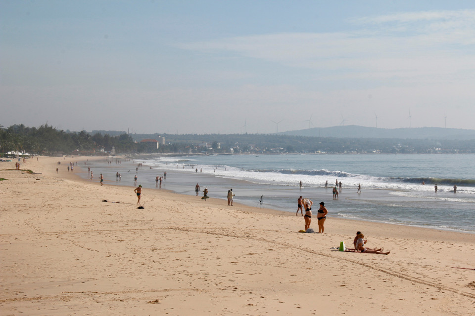 Des touristes internationaux profitent de la plage de Ham Tien, située dans le périmètre de la zone touristique nationale de Mui Ne. Photo : VNA