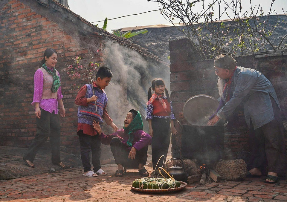 Toutes les générations de la famille préparent ensemble le Têt. Photo: VNA