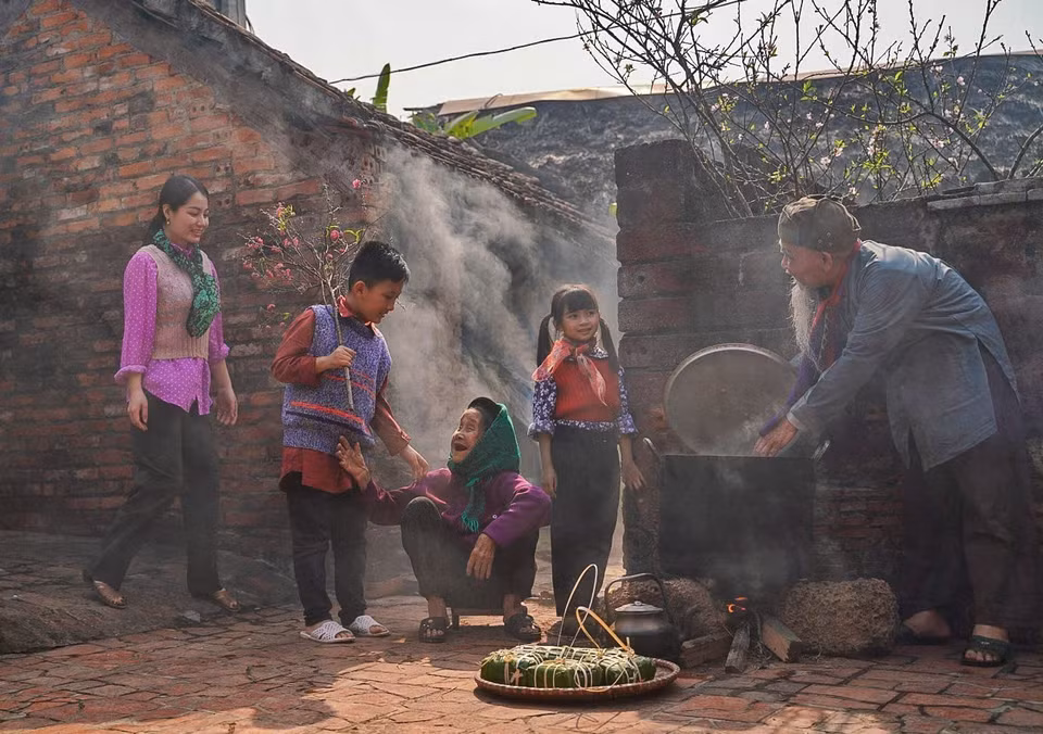 Toutes les générations de la famille préparent ensemble le Têt. Photo: VNA