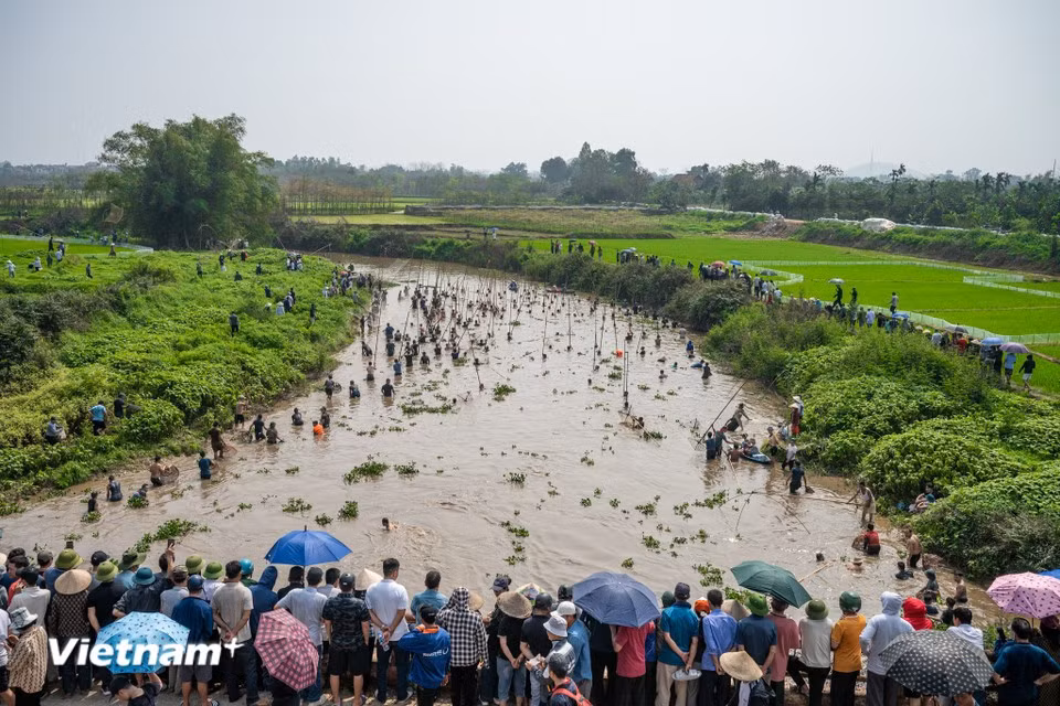 La fête attire l'attention d'un grand nombre de visiteurs. Photo: VietnamPlus
