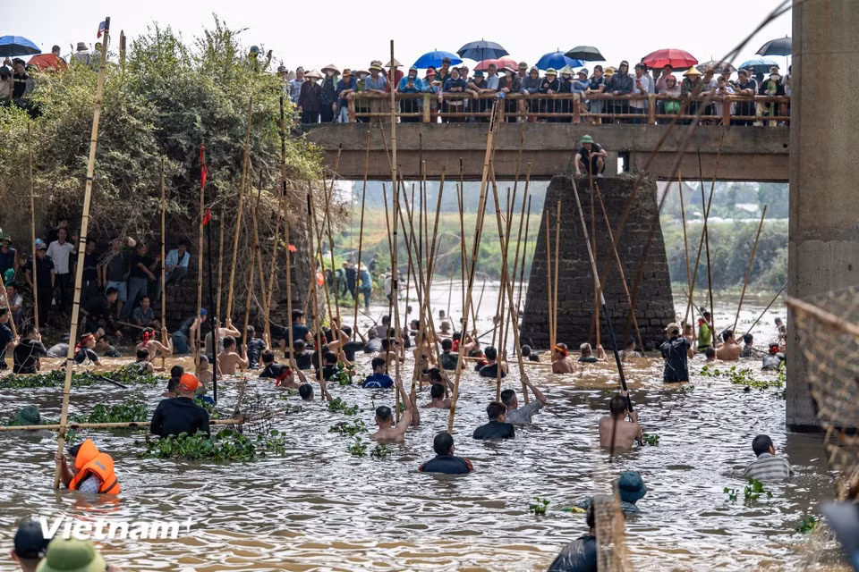 Cette fête apparaît comme un « patrimoine vivant », où les gestes, les sons et les rituels se transmettent de génération en génération. Photo: VietnamPlus
