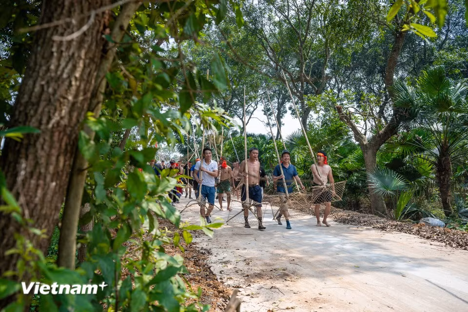 Les hommes sur le chemin de la rivière. Photo: VietnamPlus