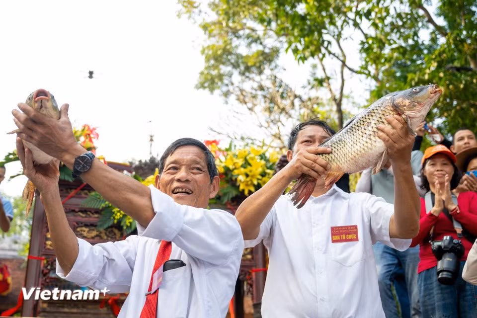 LLe plus grand poisson est sélectionné pour être offert lors du rituel, puis placé devant l’autel comme symbole de gratitude et de vœux de prospérité, illustrant la profonde connexion entre subsistance et spiritualité dans la vie des habitants. Photo : VietnamPlus