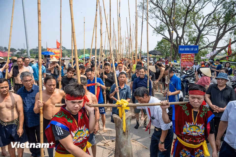 Les participants se tiennent prêts avant le départ du concours de pêche. Photo: VietnamPlus