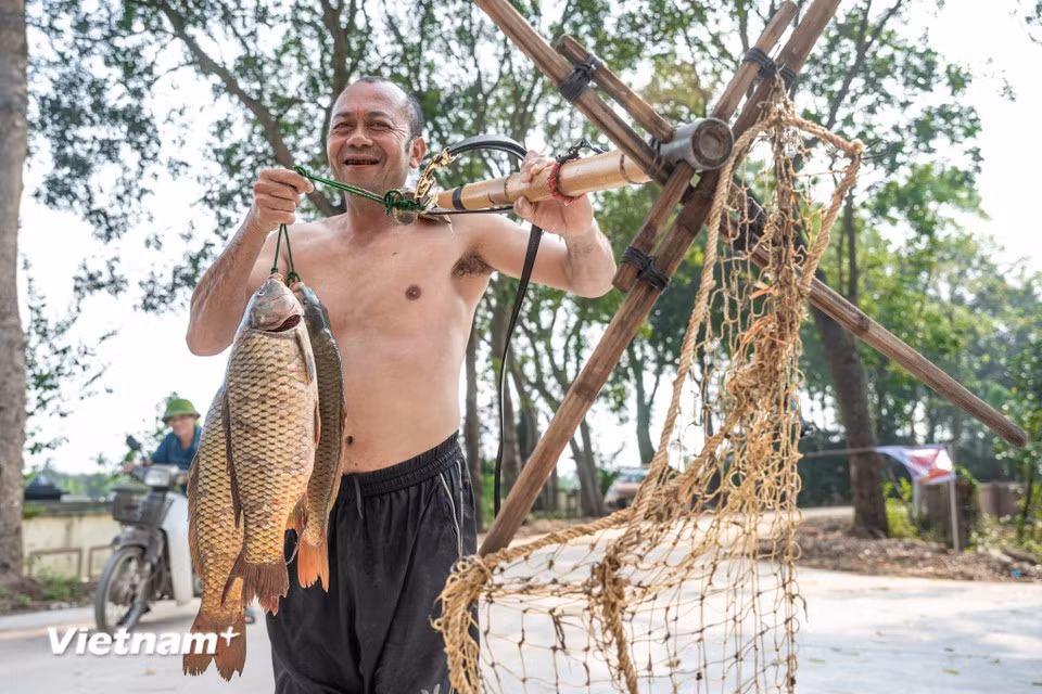 À la fin de la journée, presque chaque pêcheur repart avec une belle enfilade de poissons. Photo: VietnamPlus