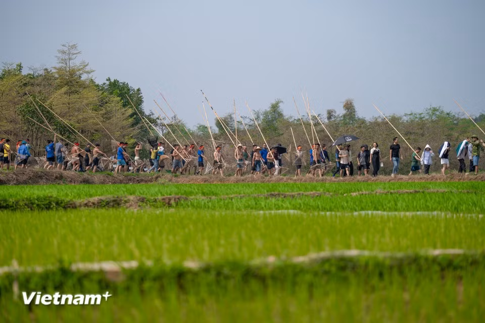 Cette fête attire la participation d'un grand nombre d'hommes locaux. Photo: VietnamPlus