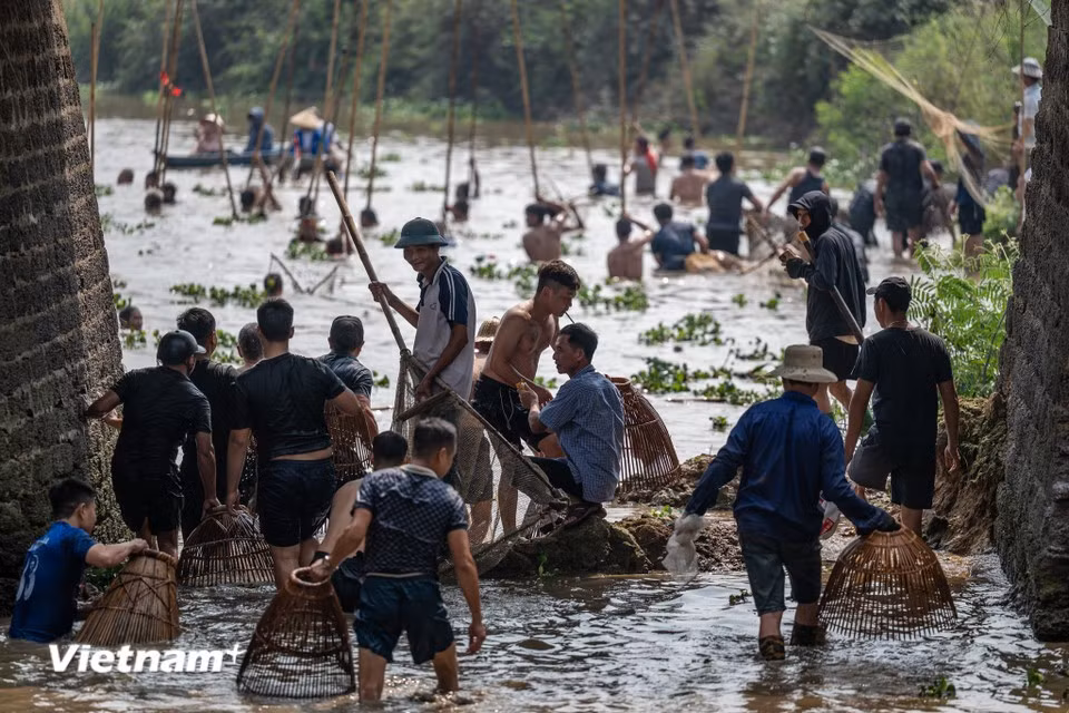 Sa préservation nécessite à la fois le respect des traditions et une adaptation aux réalités contemporaines, afin d’encourager la participation des jeunes générations. Photo: VietnamPlus