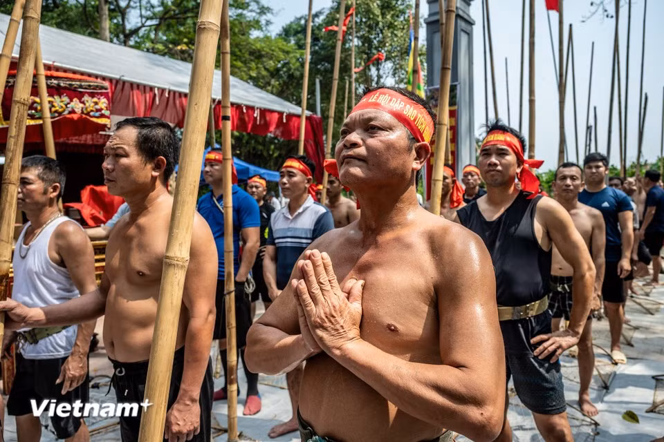 Selon Nguyen Duc Ky, 70 ans, maître de cérémonie du temple de Tuong Phieu, « l’origine de cette fête remonte à des temps anciens. Tous les trois ans, lors des années du cycle zodiacal (Rat, Cheval, Chat, Coq), les habitants organisent ce concours de pêche afin de préserver les traditions ancestrales du village ». Photo: VietnamPlus