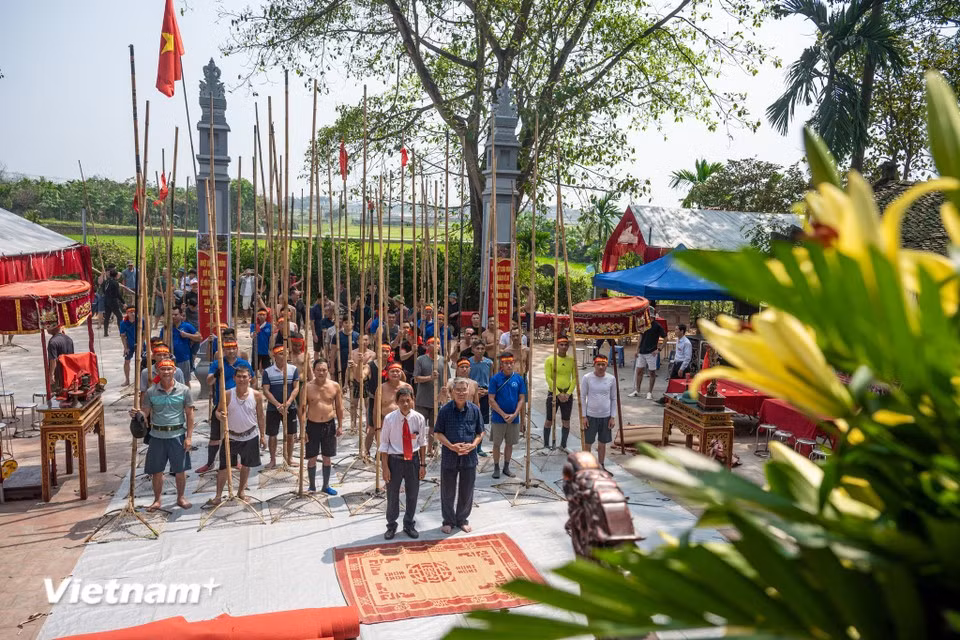 Au-delà d’une simple activité de pêche, cette pratique s’est progressivement transformée en un rituel emblématique, constitutif de la fête traditionnelle du temple de Tuong Phieu. Organisée au début du printemps, généralement du 14e au 16e jour du premier mois lunaire, cette fête a été inscrite par les autorités locales au patrimoine culturel immatériel. Photo: VIetnamPlus