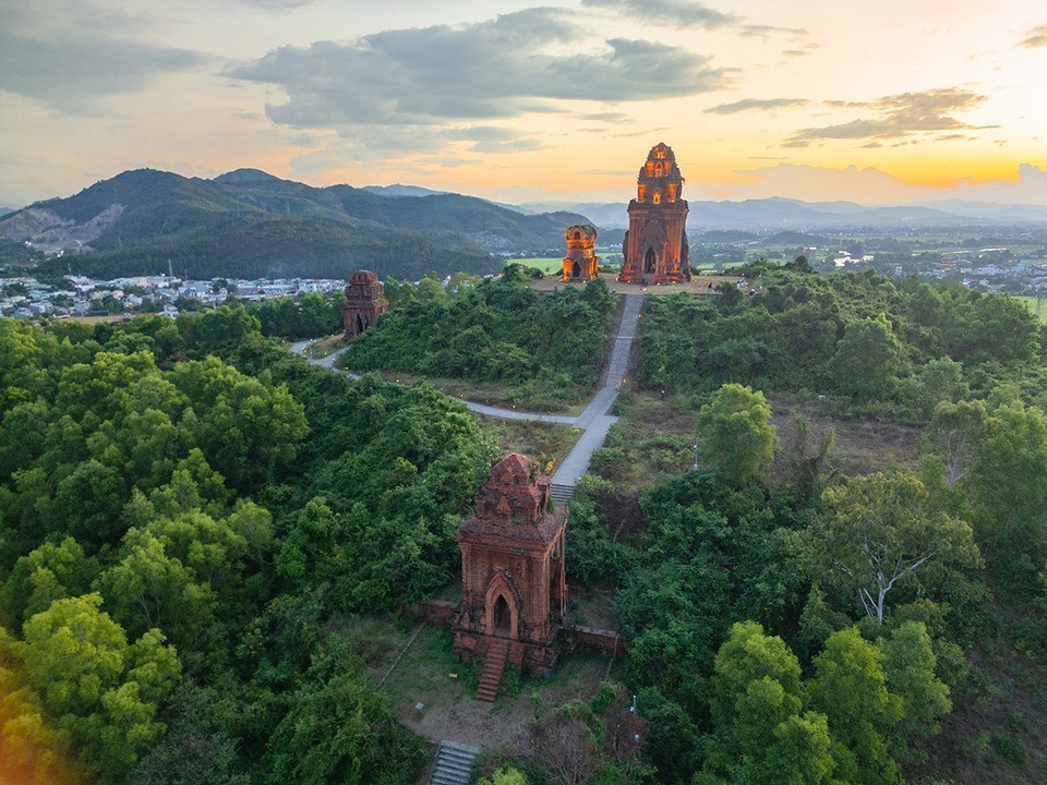 L'ensemble des tours Banh It, situé au sommet d’une colline dans la commune de Tuy Phuoc Bac, comprend quatre tours distinctes. Photo: VNA