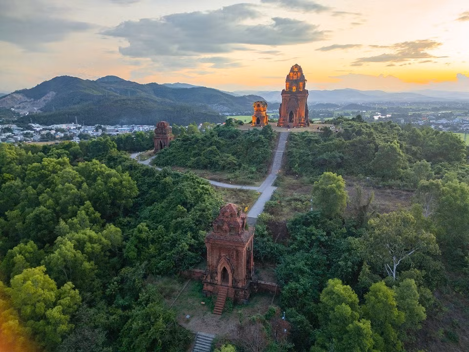 L'ensemble des tours Banh It, situé au sommet d’une colline dans la commune de Tuy Phuoc Bac, comprend quatre tours distinctes. Photo: VNA