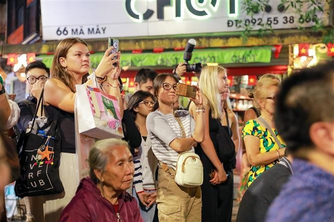 L’art traditionnel séduit le public étranger par son charme intemporel. Photo: VNA