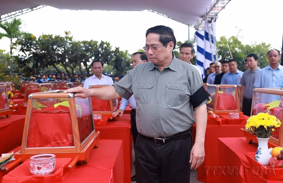 Le Premier ministre Pham Minh Chinh assiste à la cérémonie commémorative et à l'inhumation des dépouilles des soldats volontaires et des experts vietnamiens au cimetière des martyrs de Doc Ba Dac, province d'An Giang (juillet 2025). Photo : VNA