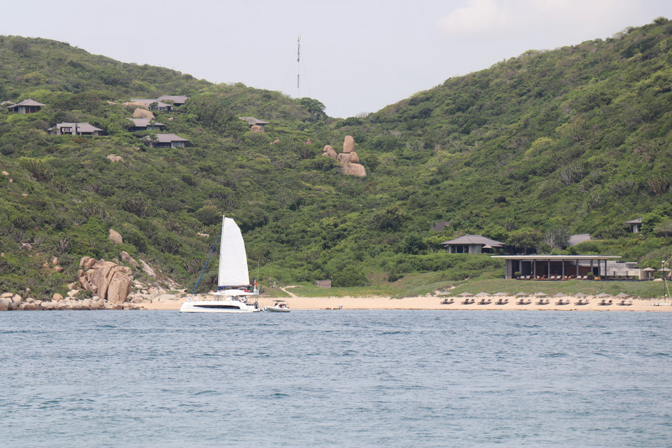 Avec ses eaux bleues limpides, ses paysages préservés, la baie de Vinh Hy figure parmi les quatre baies les plus belles du Vietnam, les trois autres étant Ha Long, dans la province de Quang Ninh, Lan Ha, dans le ville de Hai Phong, et Lang Cô, dans la ville de Huê. Photo : VNA