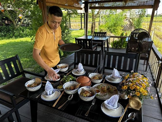 Le village vit au rythme animé du tourisme tout en préservant son charme rustique. Son principal atout réside dans la forêt de palétuviers de Bay Mâu, où les visiteurs embarquent à bord de bateaux paniers traditionnels, assistent à de spectaculaires démonstrations de danse sur l’eau, observent les pêcheurs lancer leurs filets et dégustent les spécialités locales aux saveurs authentiques.Photo: VNA