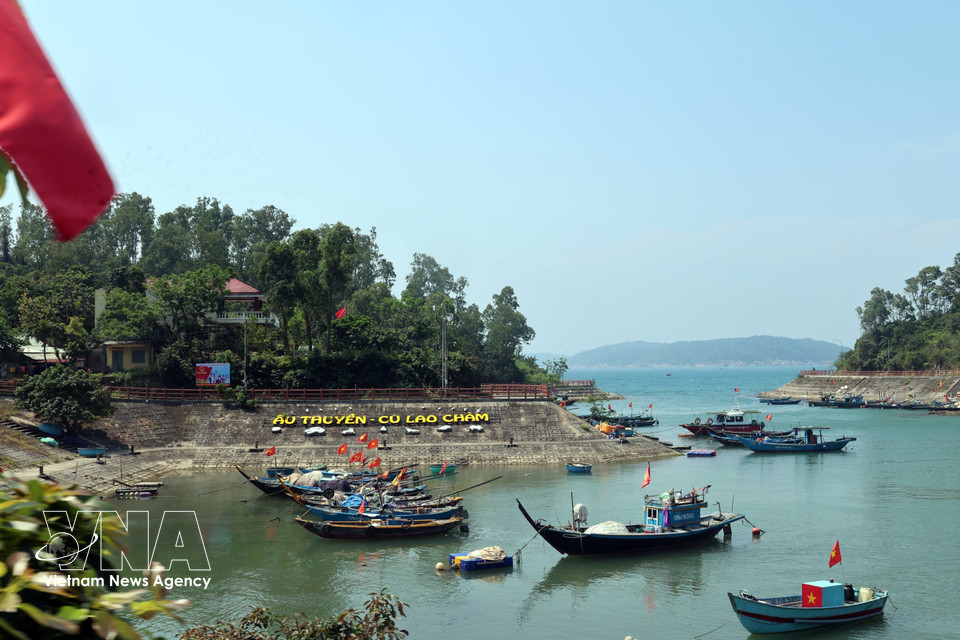 Navires et bateaux amarrés dans l’abri de pêche de l’île de Cu Lao Cham. Photo: VNA