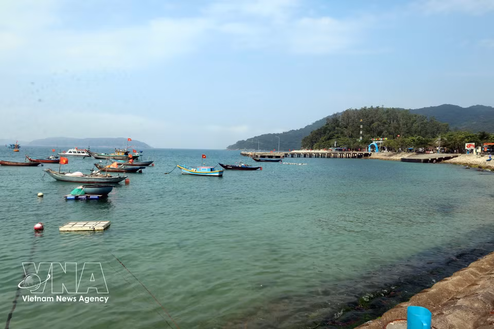 Les pêcheurs locaux prennent la mer à bord de petites embarcations pour la pêche côtière. Photo: VNA