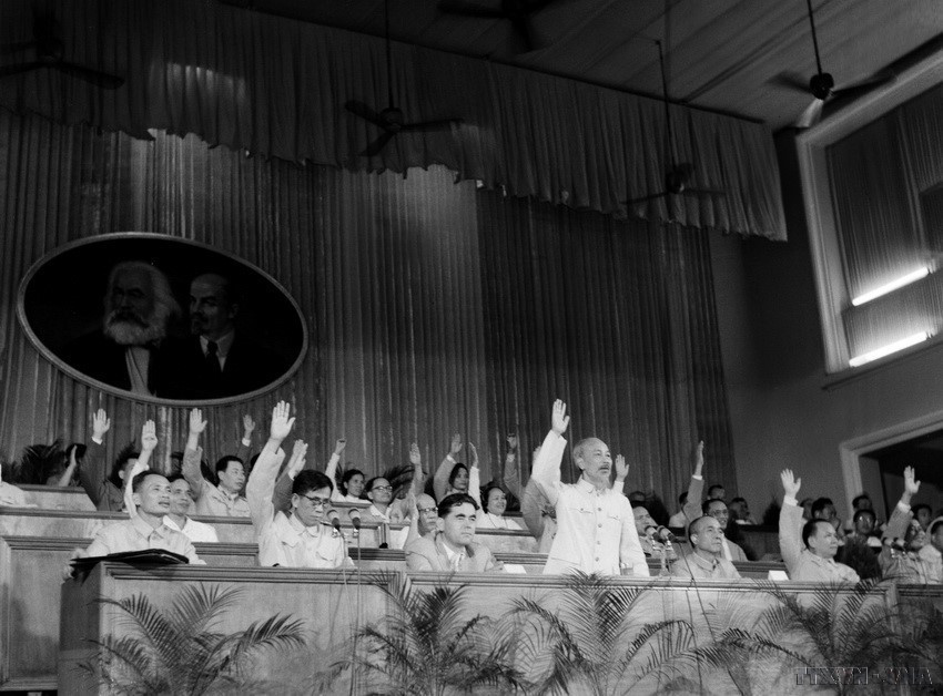 Le Président Hô Chi Minh et des délégués votent l'approbation de documents lors du troisième Congrès national du Parti en septembre 1960. Photo: VNA