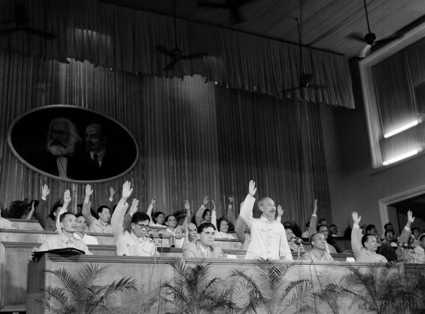 Le Président Hô Chi Minh et des délégués votent l'approbation de documents lors du troisième Congrès national du Parti en septembre 1960. Photo: VNA