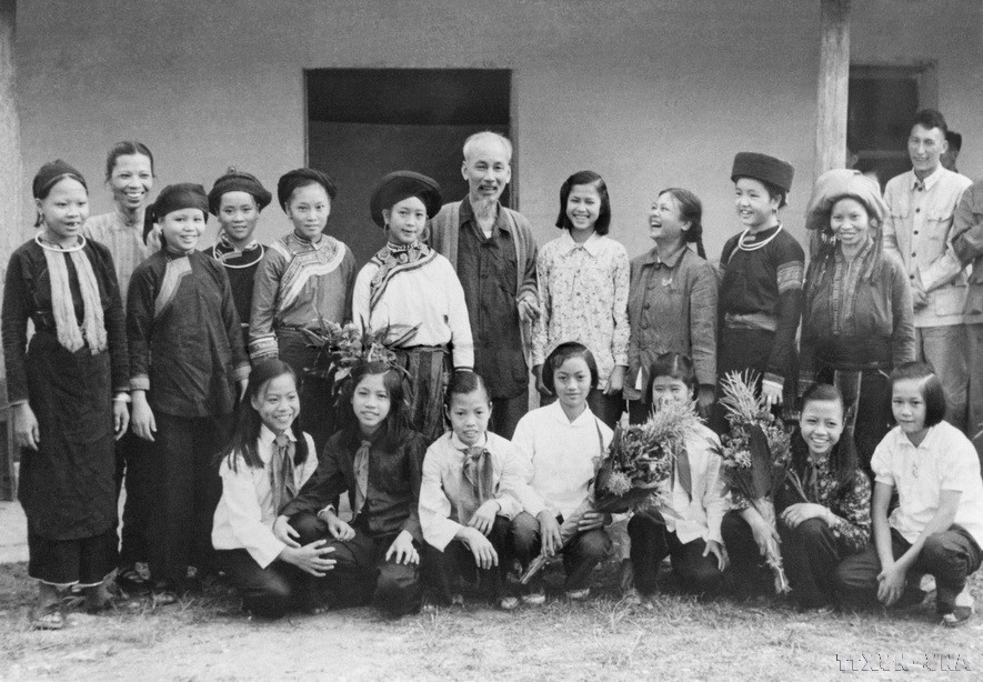 Le Président Hô Chi Minh avec les représentants des femmes et des enfants des groupes ethniques de la province de Lao Cai, le 23 septembre 1958. Photo: VNA